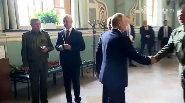 پوتین در روز تولدش با فرماندهان ارتش در کلیسا دیدار کرد + فیلم