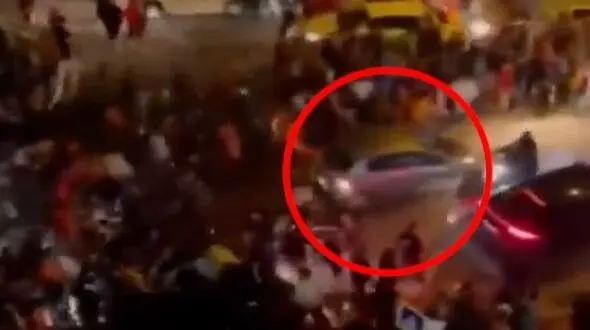 فیلم زیرگرفتن هواداران فوتبال در ترکیه با ماشین!