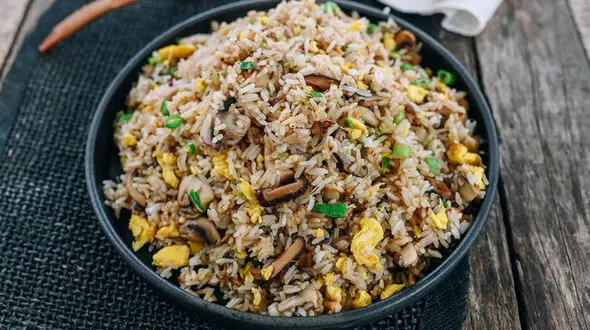 طرز تهیه برنج سرخ‌ شده با قارچ؛ یک شام ساده و متفاوت در کمتر از نیم ساعت