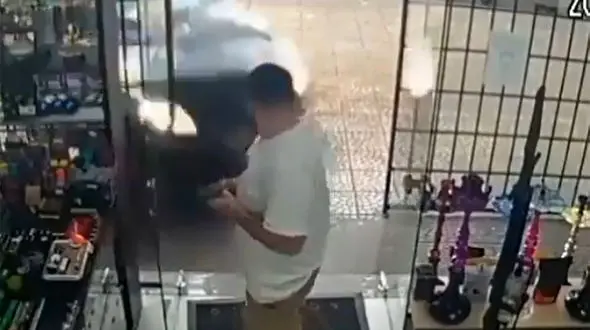 ببینید / فرار از مرگ با چند سانتی‌متر فاصله یورش خودرو به داخل مغازه