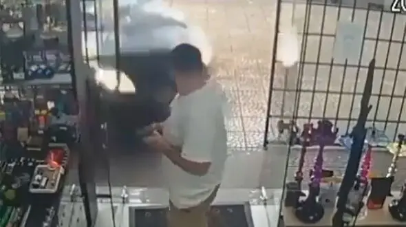 ببینید / فرار از مرگ با چند سانتی‌متر فاصله یورش خودرو به داخل مغازه