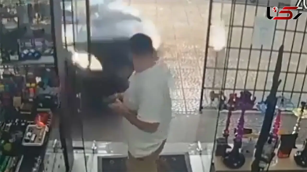 ببینید / فرار از مرگ با چند سانتی‌متر فاصله یورش خودرو به داخل مغازه