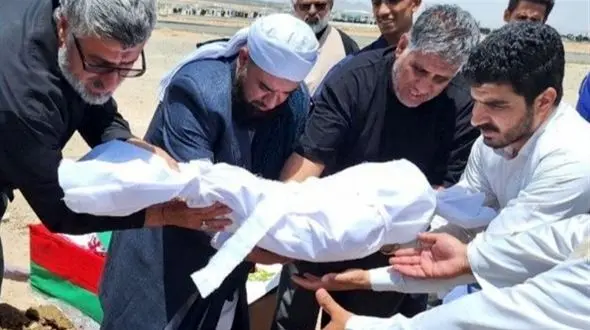 عکس های خاکسپاری جگرسوز فرشته کوچولوی شهید در اقدام تروریستی زاهدان