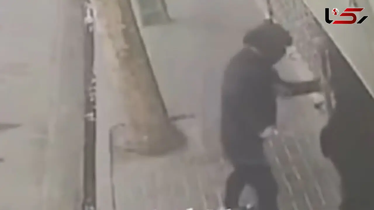 فیلم لحظه رعب آور سرقت گوشی از یک زن با تهدید قمه وسط خیابان !