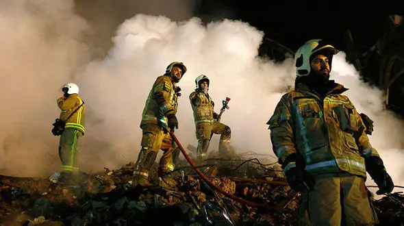 راه پله ها طبقه دوم پلاسکو ریخته بود، وقتی از پنجره خارج شدیم ناصر برگشت تا...