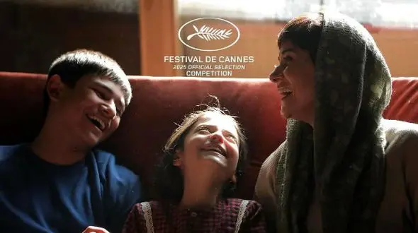 فیلم/ زیبایی و جذابیت پریناز ایزدیار در جشنواره کن / با این لباس و گردنبند میلیاردی روی فرش قرمز می درخشه!