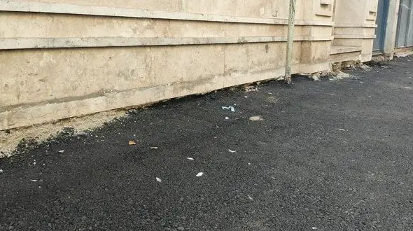 فیلم آسفالت کردن عجیب کوچه های شهر ری / خطر در کمین ساختمان های محله