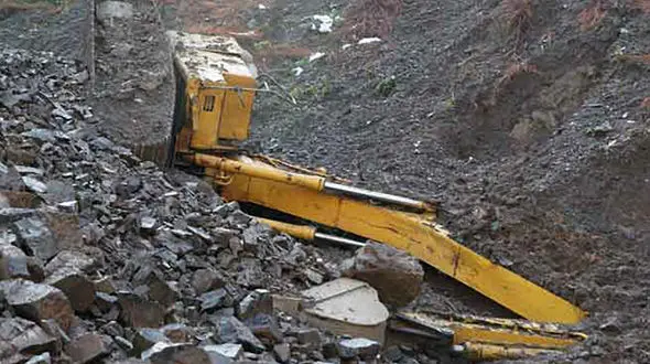 ریزش هولناک معدن روی بیل مکانیکی در سیستان و بلوچستان