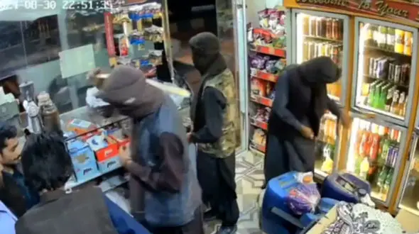 فیلم سرقت مسلحانه وحشت آور از یک سوپرمارکت در سراوان