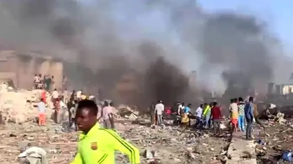 اولین فیلم از محل انفجار مهیب کامیون انتحاری در پایتخت سومالی