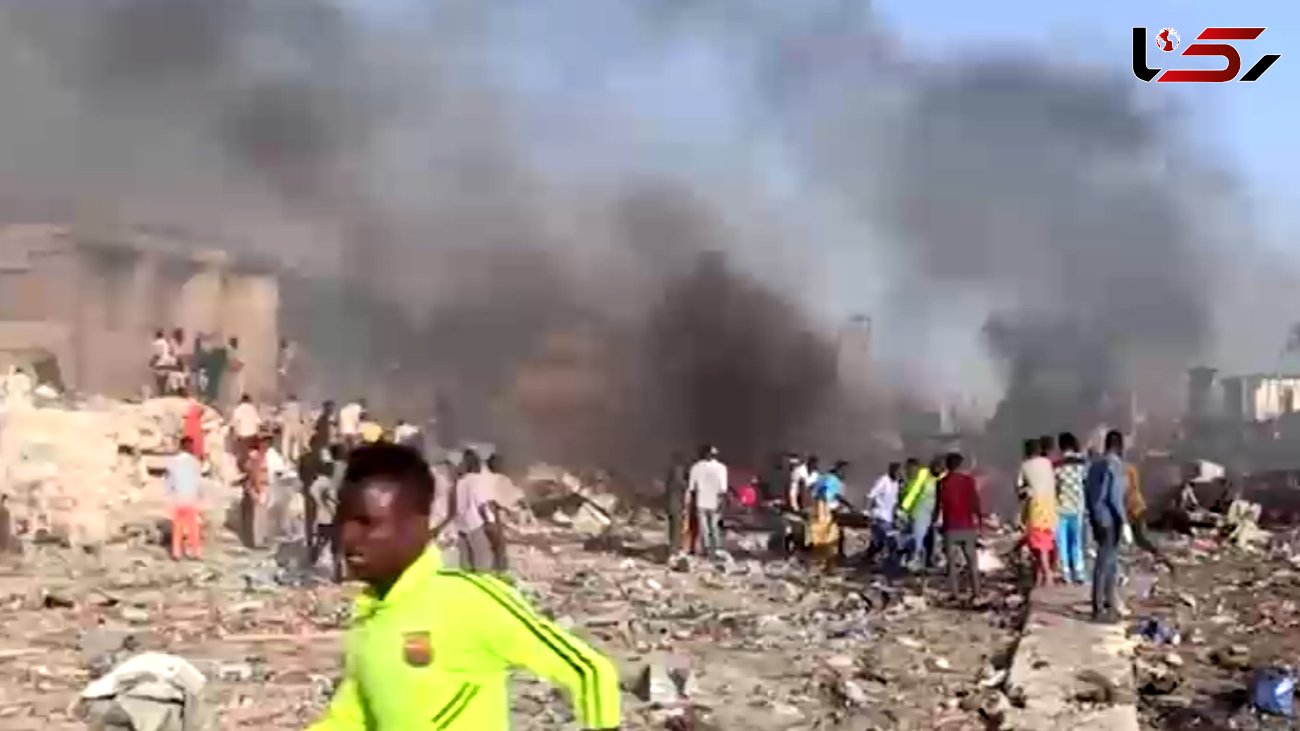 اولین فیلم از محل انفجار مهیب کامیون انتحاری در پایتخت سومالی