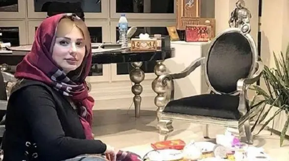 نگاهی به پذیرایی خانه نیوشا ضیغمی با چیدمانی از میز ناهارخوری 8 نفره، پرده هایی لوکس و درختچه ای مخصوص خانه های اعیانی+عکس