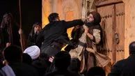فیلم لحظه حمله عجیب تماشاگر به بازیگر نقش منفی در نمایش لحظه شهادت حضرت فاطمه (ع)
