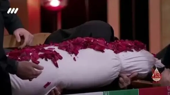 اولین دیدار پدرو مادر شهید مفقود الاثر با پیکر فرزندشان در شب عاشورا