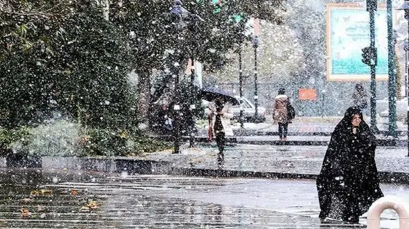 خدمت ماموران  راهنمایی و رانندگی به مردم در روز برفی اردبیل + فیلم