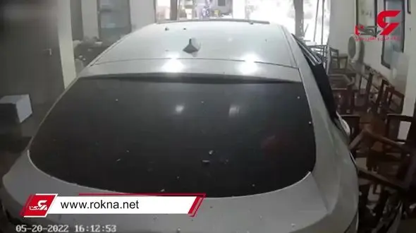 ببینید| فیلم دلهره آور ورود دنده عقب خودرو به داخل رستوران !