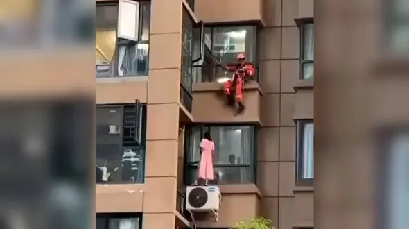 فیلم خودکشی یک دختر ! / ببینید آتش نشانان چه کار عجیبی کردند