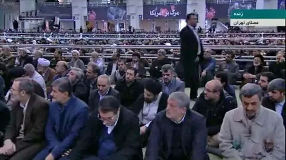 احمدی‌نژاد کنار فرزند آیت‌الله هاشمی در صف اول نماز جمعه تهران+عکس