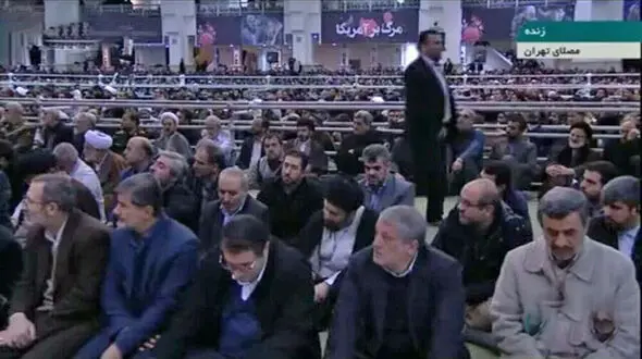 احمدی‌نژاد کنار فرزند آیت‌الله هاشمی در صف اول نماز جمعه تهران+عکس