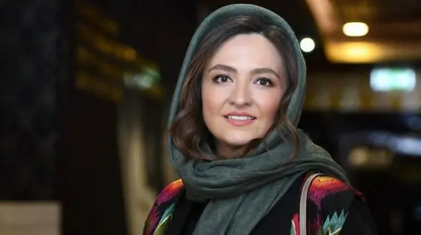 جدیدترین عکس های گلاره عباسی با استایلی تازه به رنگ زرشکی/ خانم بازیگر با این استایل وقار و اصالت زن ایرانی را نشان داد !