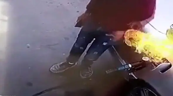 آتش گرفتن خودرو در پمپ بنزین + فیلم  و فندکی که بی موقع زده شد !
