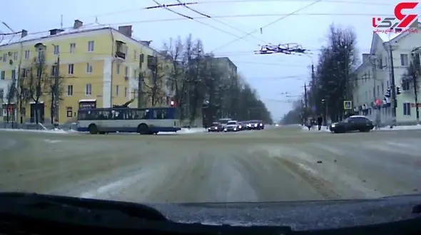 ببینید / عبور از خیابان هنگام قرمز شدن چراغ همین قدر خطرناک است (+16)