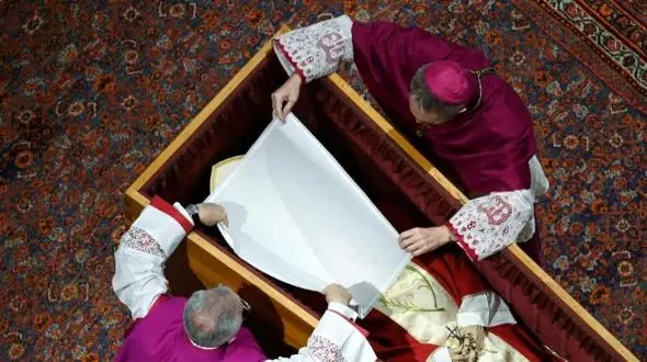 فرش دستبافت تبریز زیر تابوت پاپ؛ درخشش هنر ایرانی در وداع با پاپ +عکس