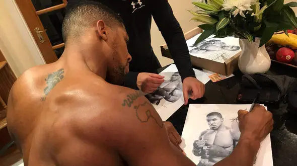 پیراهن " کوتینیو " و دستکش‌های " جاشوا " تقدیم به زلزله‌زدگان کرمانشاه +تصاویر