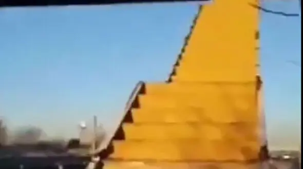 سرقت نرده‌های پل عابر پیاده در بزرگراه آزادگان + فیلم باورنکردنی