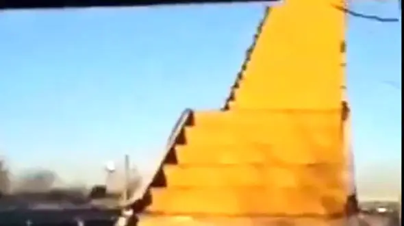 سرقت نرده‌های پل عابر پیاده در بزرگراه آزادگان + فیلم باورنکردنی