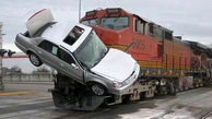 ببینید / له شدن یک خودرو پس از تصادف با قطار