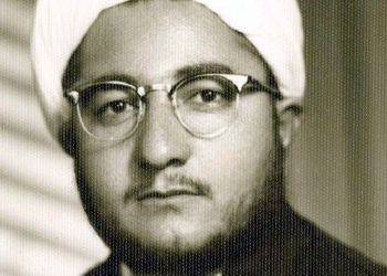 عکس؛ سفر در تاریخ؛ «محمدصادق خلخالی در یک کارخانه در لیبی»؛ دهه 60
