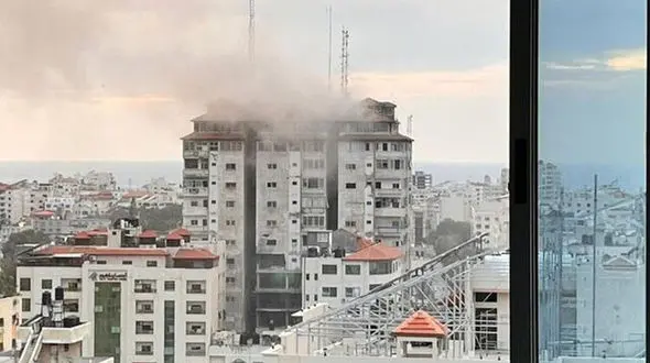 ببینید / لحظه انهدام برج فلسطین در پخش زنده الجزیره + فیلم