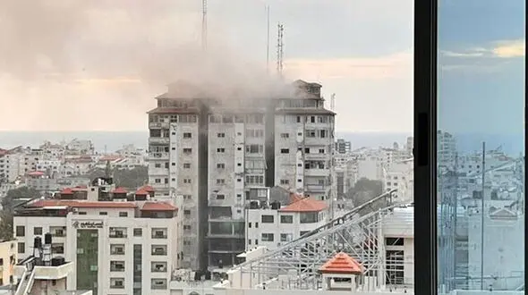 ببینید / لحظه انهدام برج فلسطین در پخش زنده الجزیره + فیلم