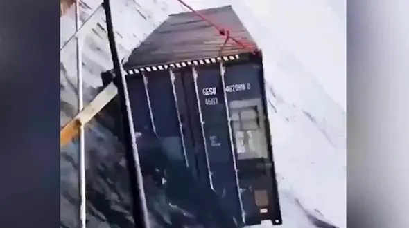 کشف یک کانتینر پر از آیفون ۱۲ در دریا! + فیلم
