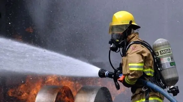 ببینید | انفجار کامیون و پرتاب تایر بسمت مرد آتش نشان ! / تلاش تحسین برانگیز مامور فداکار ! + فیلم