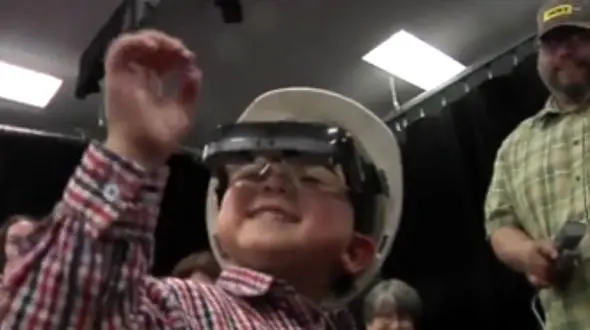 عینک فوق مدرن، نور را به چشمان کودک ۴ ساله بازگرداند+فیلم