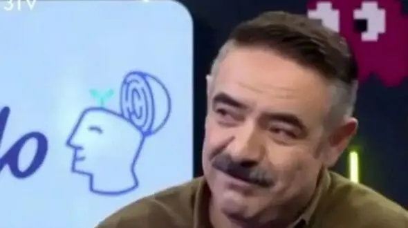 بالاخره کاربران فهمیدند چهره جدید حسن معجونی در برنامه قیاسی شبیه کی شده؛ شباهت باورنکردنی به بازیگر عشق ممنوع در 57 سالگی +فیلم