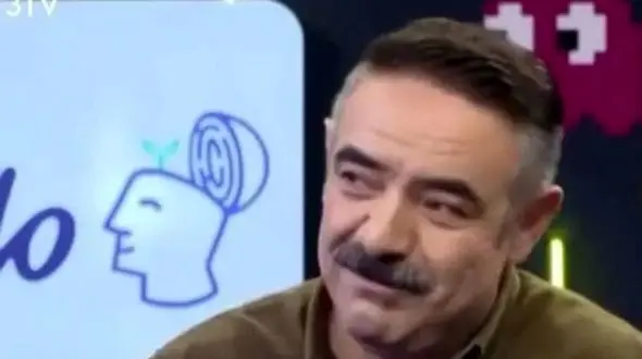 بالاخره کاربران فهمیدند چهره جدید حسن معجونی در برنامه قیاسی شبیه کی شده؛ شباهت باورنکردنی به بازیگر عشق ممنوع در 57 سالگی +فیلم