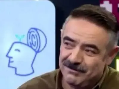 بالاخره کاربران فهمیدند چهره جدید حسن معجونی در برنامه قیاسی شبیه کی شده؛ شباهت باورنکردنی به بازیگر عشق ممنوع در 57 سالگی +فیلم