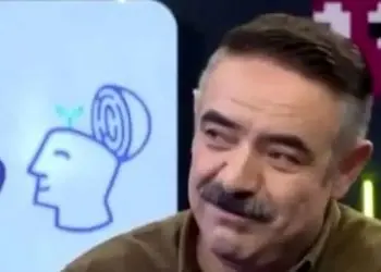 بالاخره کاربران فهمیدند چهره جدید حسن معجونی در برنامه قیاسی شبیه کی شده؛ شباهت باورنکردنی به بازیگر عشق ممنوع در 57 سالگی +فیلم