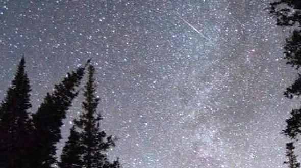 لحظه‌های آرامش در آغوش طبیعت و رقص آرام ستاره‌ها