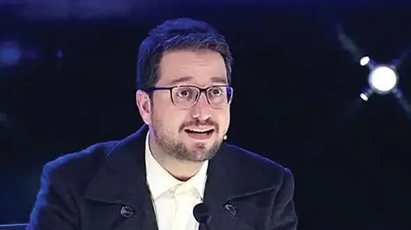 نظر داور معروف برنامه عصر جدید درباره «حسینیه معلی» | همه تلاشمان را می‌کنیم روزی خانه‌های مردم حسینیه شود+فیلم