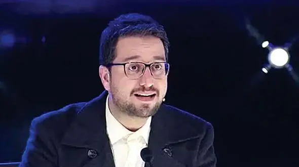 نظر داور معروف برنامه عصر جدید درباره «حسینیه معلی» | همه تلاشمان را می‌کنیم روزی خانه‌های مردم حسینیه شود+فیلم