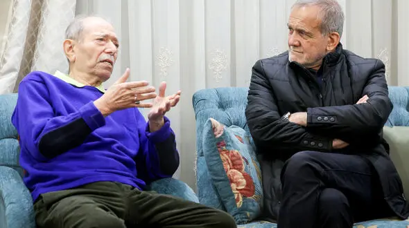 نگاهی به دکوراسیون خانه علی نصیریان در شبی که میزبان پزشکیان و دخترش بود؛ از مبلمانی همرنگ با فرش تا پذیرایی با هندوانه و زولبیا بامیه همراه با آوازخوانی آقابزرگ سینما برای رئیس‌جمهور