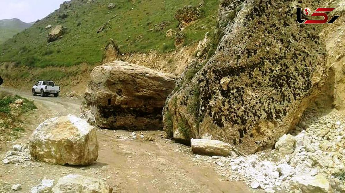 ریزش کوه مسیر ارتباطی 2 روستای شاهین‌دژ را بست + عکس