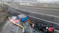 ببینید / فیلم سقوط 2 کامیون بر اثر ریزش پل در فیلیپین