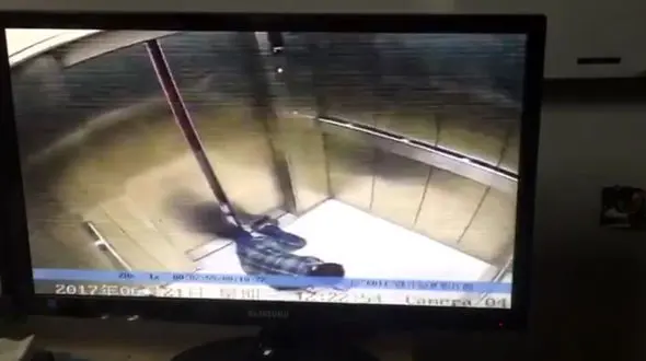 قطع پای زن جوان هنگام سوار شدن در آسانسور + فیلم وحشتناک (+16)