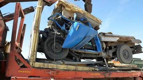 مچاله شدن وانت نیسان در برخورد با کامیون در محور گناباد-بجستان + عکس 