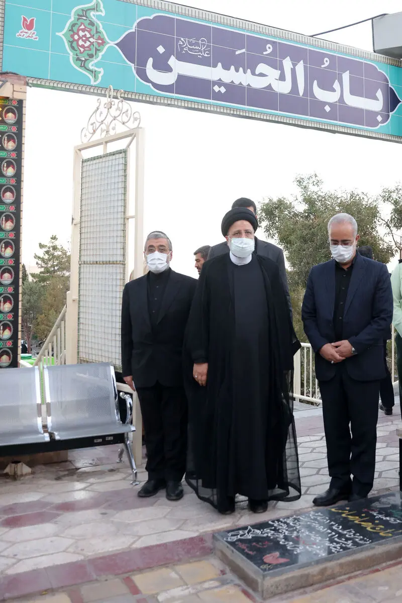 زیارت گلزار شهدای کرمان و مزار سردار قاسم سلیمانی در سفر استانی رییس جمهور به کرمان